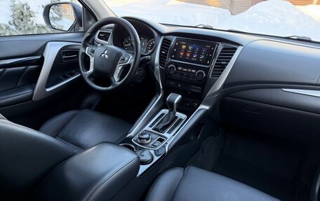 Mitsubishi Pajero Sport III рестайлинг, 2020 год, 3 200 000 рублей, 14 фотография