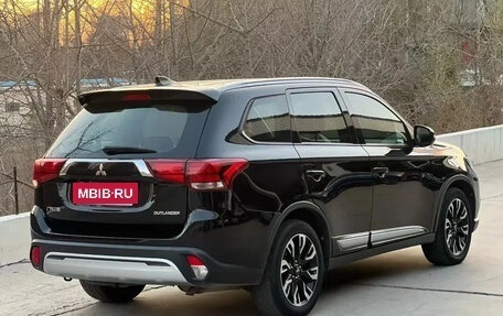 Mitsubishi Outlander III рестайлинг 3, 2022 год, 1 760 000 рублей, 5 фотография