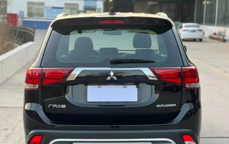 Mitsubishi Outlander III рестайлинг 3, 2022 год, 1 760 000 рублей, 6 фотография