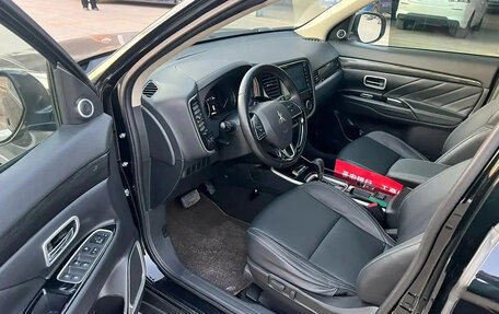 Mitsubishi Outlander III рестайлинг 3, 2022 год, 1 760 000 рублей, 7 фотография