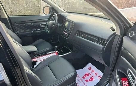 Mitsubishi Outlander III рестайлинг 3, 2022 год, 1 760 000 рублей, 8 фотография