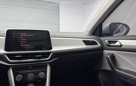 Volkswagen T-Roc I, 2023 год, 1 470 000 рублей, 16 фотография