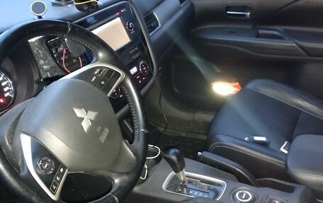 Mitsubishi Outlander III рестайлинг 3, 2012 год, 1 600 000 рублей, 8 фотография