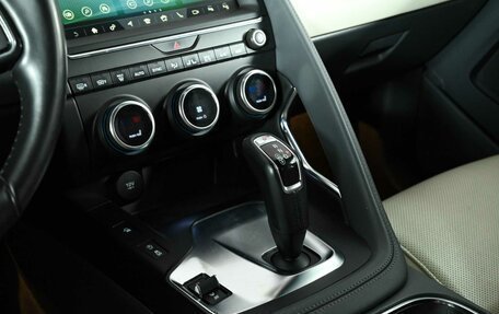 Jaguar E-Pace, 2018 год, 3 000 000 рублей, 16 фотография