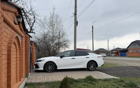 Toyota Camry, 2021 год, 2 390 000 рублей, 4 фотография
