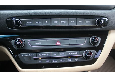 KIA Carnival III, 2017 год, 2 290 000 рублей, 23 фотография