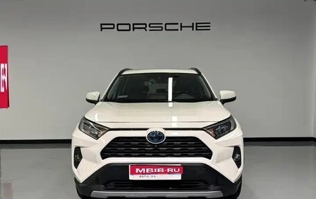 Toyota RAV4, 2021 год, 2 359 000 рублей, 1 фотография
