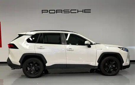 Toyota RAV4, 2021 год, 2 359 000 рублей, 6 фотография