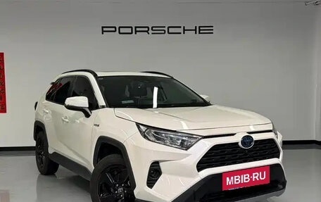 Toyota RAV4, 2021 год, 2 359 000 рублей, 7 фотография