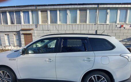 Mitsubishi Outlander III рестайлинг 3, 2013 год, 1 600 000 рублей, 3 фотография