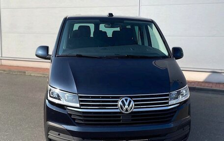 Volkswagen Caravelle T6 рестайлинг, 2023 год, 4 700 000 рублей, 3 фотография