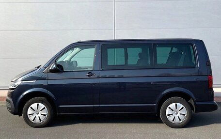 Volkswagen Caravelle T6 рестайлинг, 2023 год, 4 700 000 рублей, 9 фотография