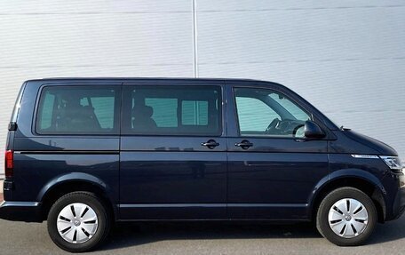 Volkswagen Caravelle T6 рестайлинг, 2023 год, 4 700 000 рублей, 7 фотография