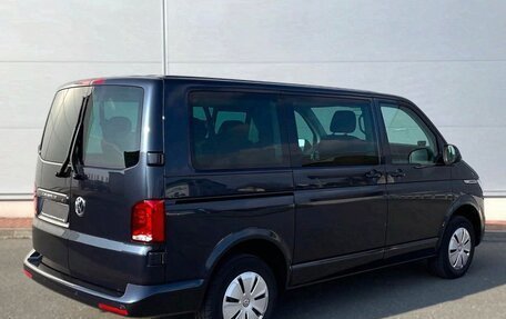 Volkswagen Caravelle T6 рестайлинг, 2023 год, 4 700 000 рублей, 8 фотография