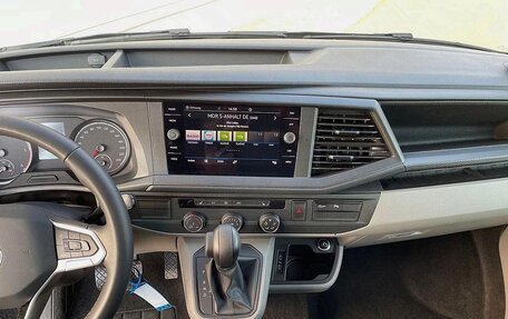 Volkswagen Caravelle T6 рестайлинг, 2023 год, 4 700 000 рублей, 18 фотография