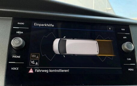 Volkswagen Caravelle T6 рестайлинг, 2023 год, 4 700 000 рублей, 28 фотография