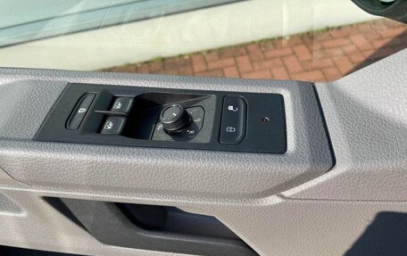 Volkswagen Caravelle T6 рестайлинг, 2023 год, 4 700 000 рублей, 31 фотография