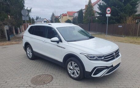 Volkswagen Tiguan II, 2021 год, 2 730 000 рублей, 2 фотография