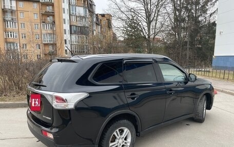 Mitsubishi Outlander III рестайлинг 3, 2014 год, 1 350 000 рублей, 8 фотография
