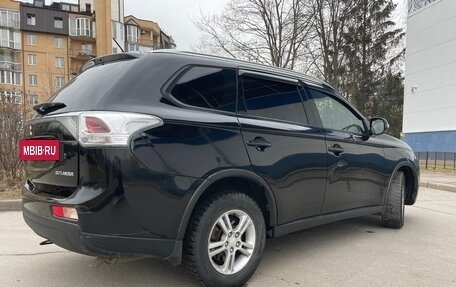 Mitsubishi Outlander III рестайлинг 3, 2014 год, 1 350 000 рублей, 9 фотография