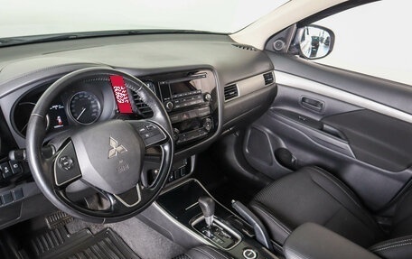 Mitsubishi Outlander III рестайлинг 3, 2017 год, 1 959 000 рублей, 10 фотография