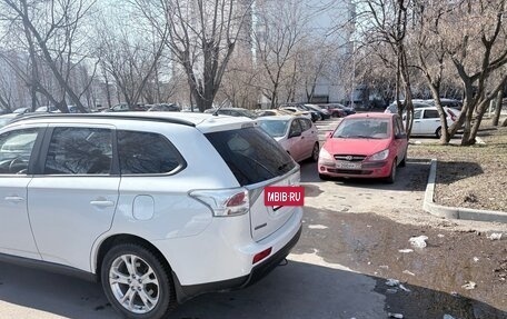 Mitsubishi Outlander III рестайлинг 3, 2014 год, 1 750 000 рублей, 4 фотография