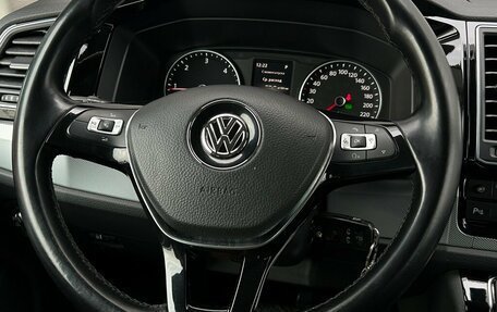 Volkswagen Multivan T6 рестайлинг, 2017 год, 3 698 800 рублей, 25 фотография