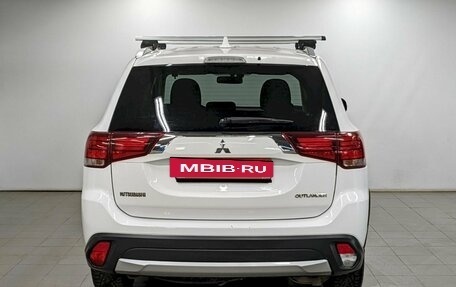Mitsubishi Outlander III рестайлинг 3, 2018 год, 1 790 000 рублей, 6 фотография