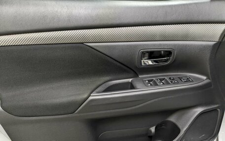 Mitsubishi Outlander III рестайлинг 3, 2018 год, 1 790 000 рублей, 11 фотография