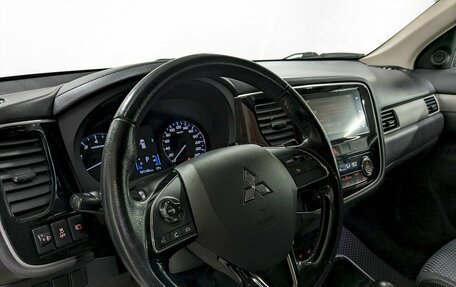 Mitsubishi Outlander III рестайлинг 3, 2018 год, 1 790 000 рублей, 13 фотография