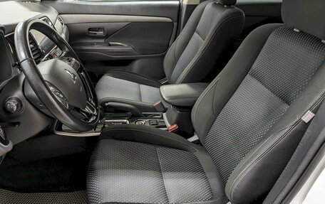 Mitsubishi Outlander III рестайлинг 3, 2018 год, 1 790 000 рублей, 14 фотография