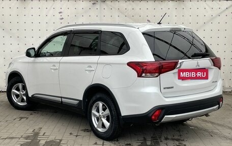 Mitsubishi Outlander III рестайлинг 3, 2016 год, 1 860 000 рублей, 5 фотография