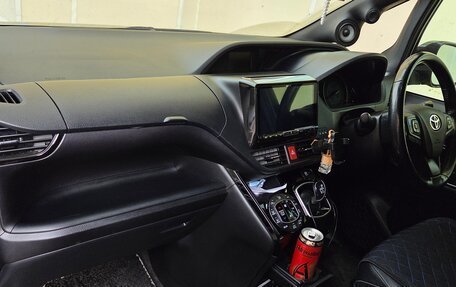 Toyota Noah III, 2018 год, 2 700 000 рублей, 5 фотография