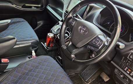 Toyota Noah III, 2018 год, 2 700 000 рублей, 4 фотография