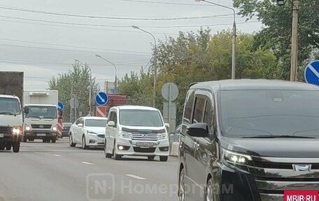 Toyota Noah III, 2018 год, 2 700 000 рублей, 2 фотография