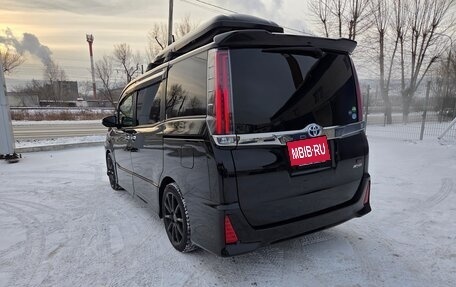 Toyota Noah III, 2018 год, 2 700 000 рублей, 18 фотография