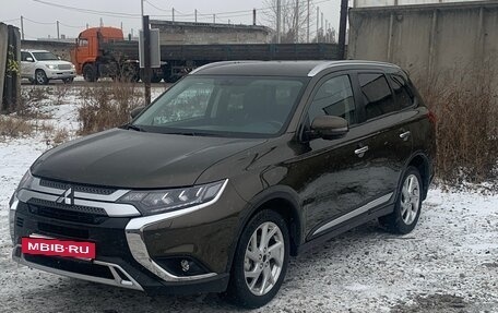 Mitsubishi Outlander III рестайлинг 3, 2019 год, 2 750 000 рублей, 2 фотография