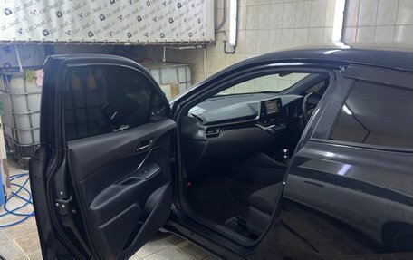 Toyota C-HR I рестайлинг, 2017 год, 1 680 000 рублей, 8 фотография