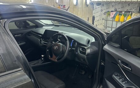 Toyota C-HR I рестайлинг, 2017 год, 1 680 000 рублей, 10 фотография