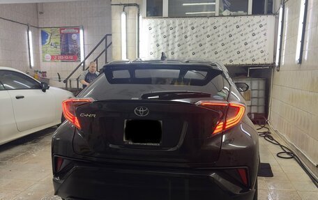 Toyota C-HR I рестайлинг, 2017 год, 1 680 000 рублей, 12 фотография