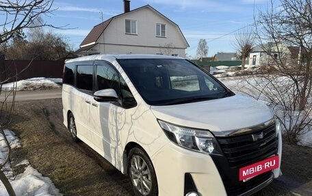 Toyota Noah III, 2016 год, 2 250 000 рублей, 3 фотография