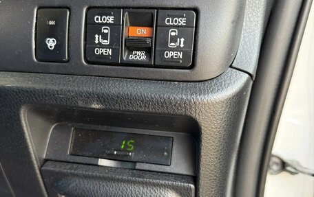 Toyota Noah III, 2016 год, 2 250 000 рублей, 9 фотография