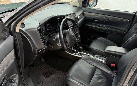 Mitsubishi Outlander III рестайлинг 3, 2019 год, 1 900 000 рублей, 6 фотография