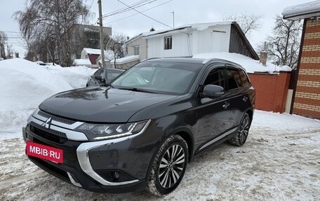 Mitsubishi Outlander III рестайлинг 3, 2019 год, 1 900 000 рублей, 2 фотография