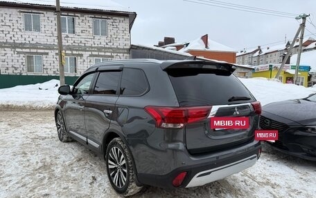 Mitsubishi Outlander III рестайлинг 3, 2019 год, 1 900 000 рублей, 5 фотография