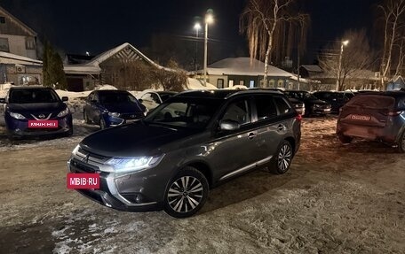 Mitsubishi Outlander III рестайлинг 3, 2019 год, 1 900 000 рублей, 3 фотография