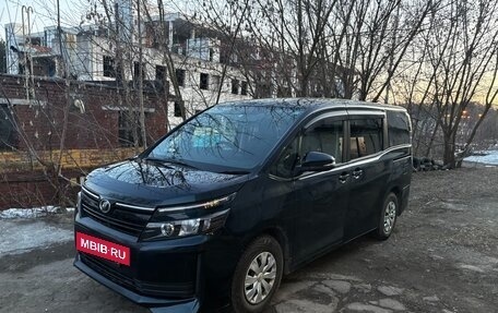 Toyota Voxy III, 2014 год, 1 890 000 рублей, 2 фотография
