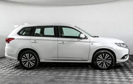 Mitsubishi Outlander III рестайлинг 3, 2022 год, 2 760 000 рублей, 4 фотография