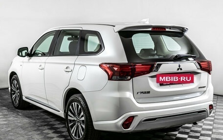 Mitsubishi Outlander III рестайлинг 3, 2022 год, 2 760 000 рублей, 7 фотография