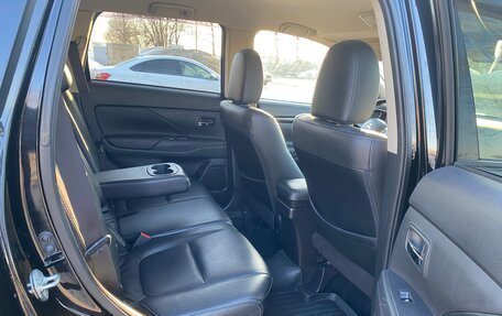 Mitsubishi Outlander III рестайлинг 3, 2015 год, 1 565 000 рублей, 10 фотография